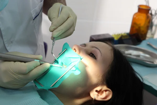 A fogorvos kezeli a fogak speciális eszközök — Stock Fotó