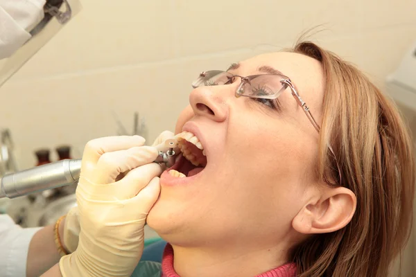 Besök hos tandläkaren — Stockfoto