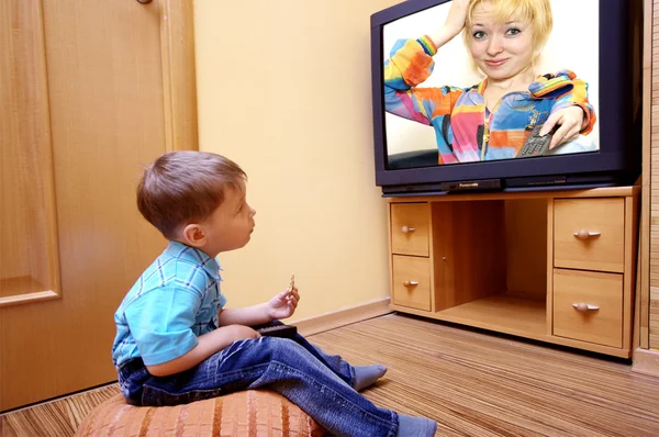 小男孩在电视上看电影 — 图库照片