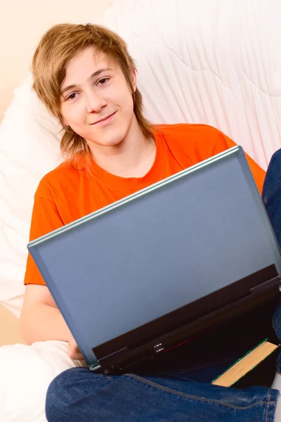 A tinédzser egy narancssárga t-rövid — Stock Fotó