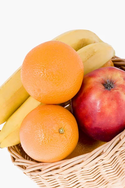Korg med frukt — Stockfoto