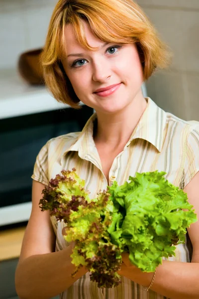 Fiatal nő, ami a saláta — Stock Fotó
