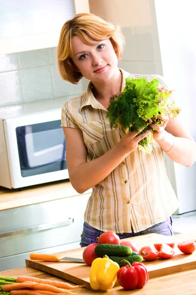 Jovem mulher fazendo salada — Fotografia de Stock