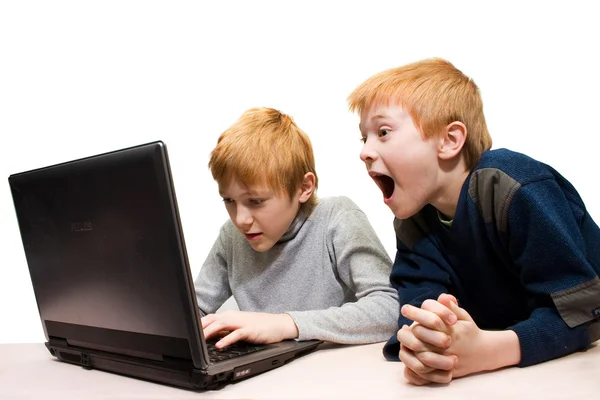Två pojkar använder bärbar dator — Stockfoto