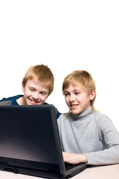 Two boys use notebook — Stock Photo, Image