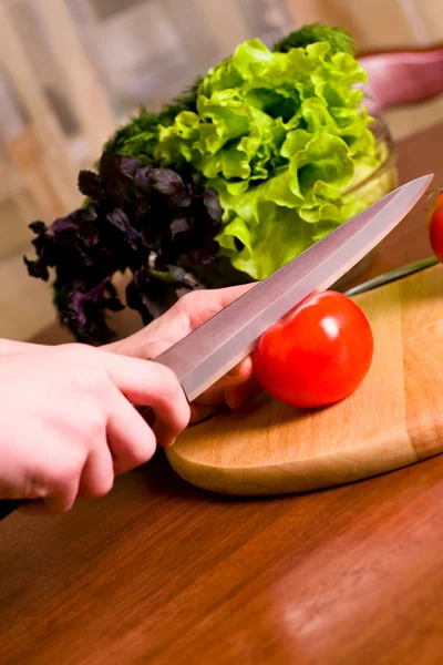 Cook taglia il pomodoro — Foto Stock