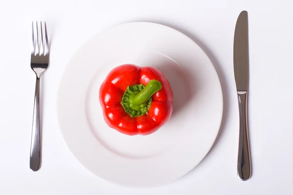 Roter Paprika auf weißem Teller — Stockfoto