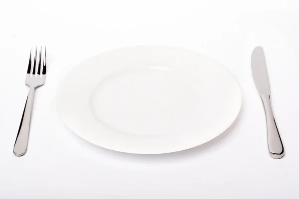 Assiette vide, fourchette et couteau — Photo