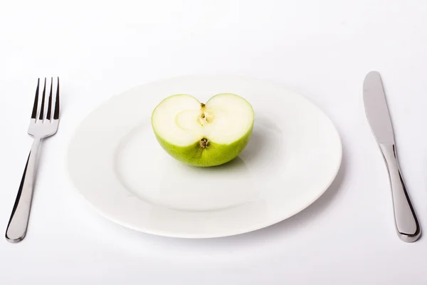 Manzana verde en plato blanco — Foto de Stock