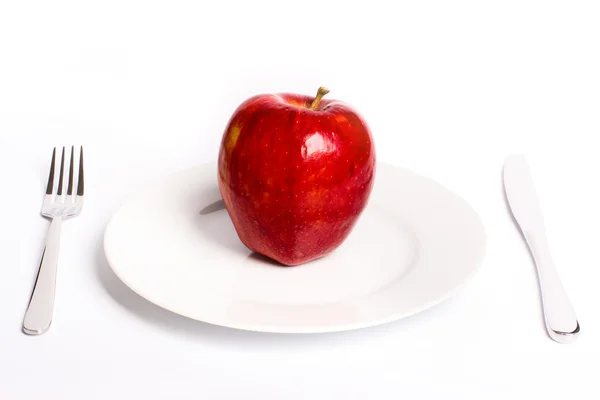 白い皿の上の赤いリンゴ — ストック写真