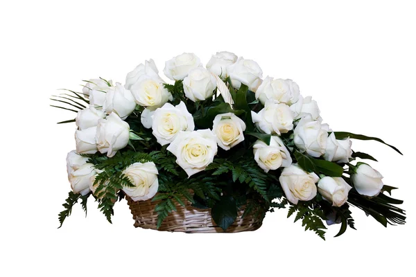Rosas brancas na cesta — Fotografia de Stock