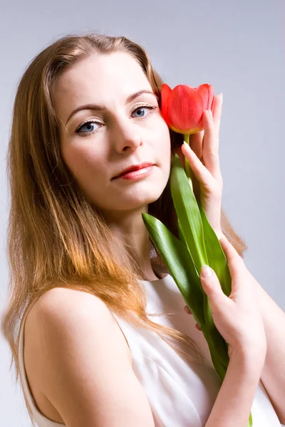 Krásná mladá žena hospodářství Tulipán — Stock fotografie