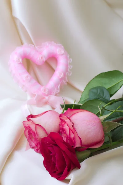 粉红的心和玫瑰 — 图库照片