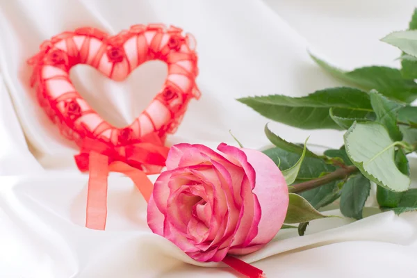Red heart and rose — Stock Photo, Image