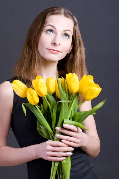 Красива жінка тримає тюльпани — стокове фото
