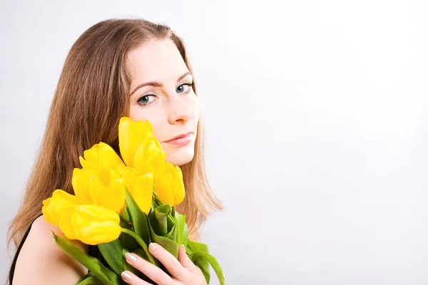 Bella donna che tiene i tulipani — Foto Stock