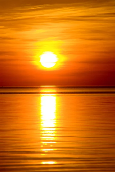 Schöner orangefarbener Sonnenuntergang — Stockfoto