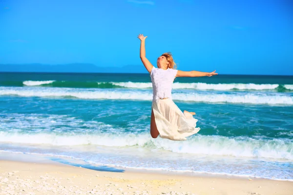 Femme sautant sur la plage — Photo