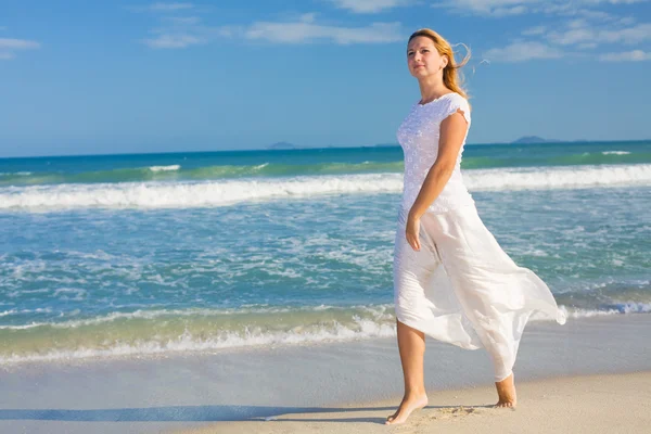 Kobieta tańczy w pobliżu oceanu — Zdjęcie stockowe