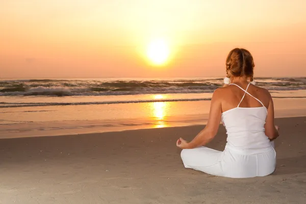 Yoga à l'heure du lever du soleil — Photo