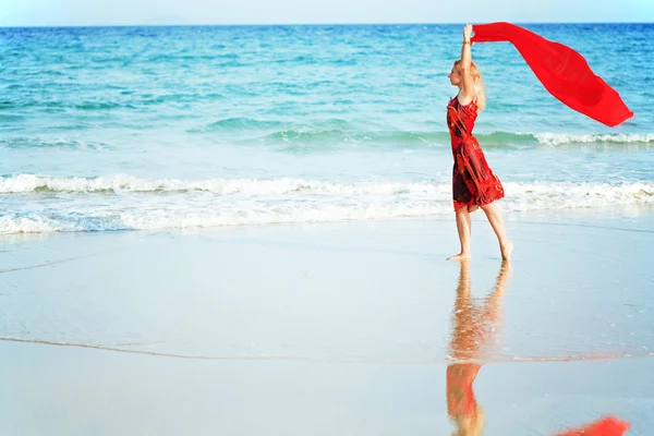 Vrouw met rode sarong — Stockfoto