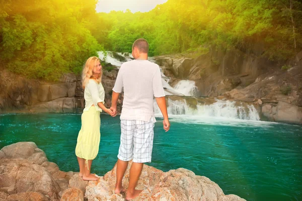 Couple near waterfall — Stock Photo, Image
