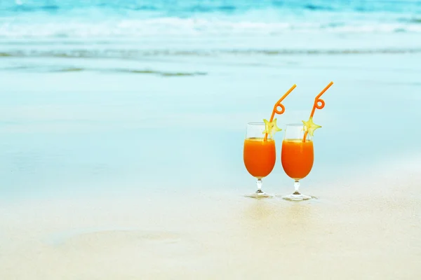 オレンジ ジュースの 2 つのメガネ — ストック写真