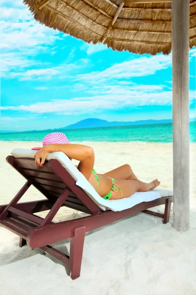 Mulher tomando banho de sol — Fotografia de Stock