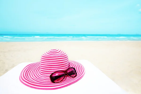Chapéu e óculos de sol — Fotografia de Stock