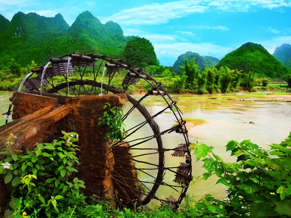 Roda de água de bambu — Fotografia de Stock