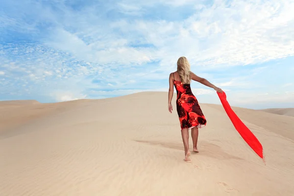 Vrouw in woestijn — Stockfoto