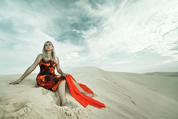 Frau in der Wüste — Stockfoto