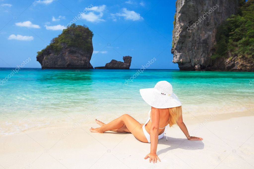 Отдых красивая девушка. Отдых на пляже. Девушка на пляже. Красивые девушки на пляже. Пляжи Тайланда.