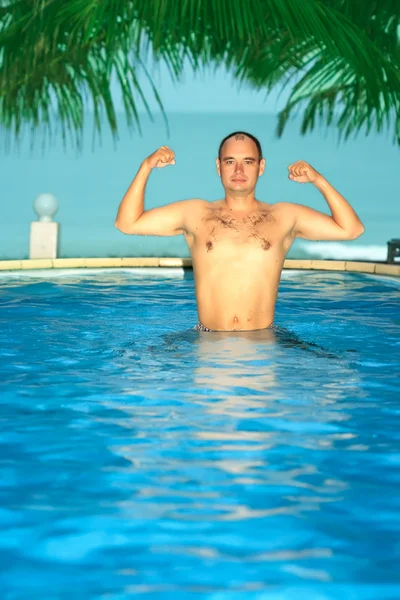 Mężczyzna w basenie — Zdjęcie stockowe