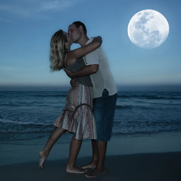 Bacio al chiaro di luna — Foto Stock