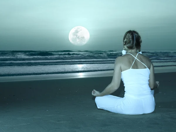 Yoga sous la lune — Photo