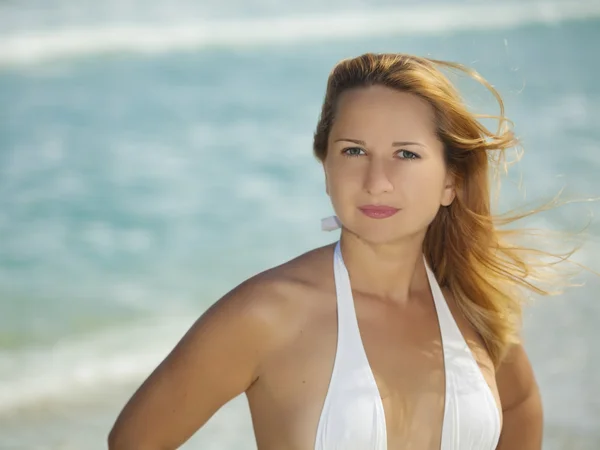 Kobieta na tropikalnej plaży — Zdjęcie stockowe