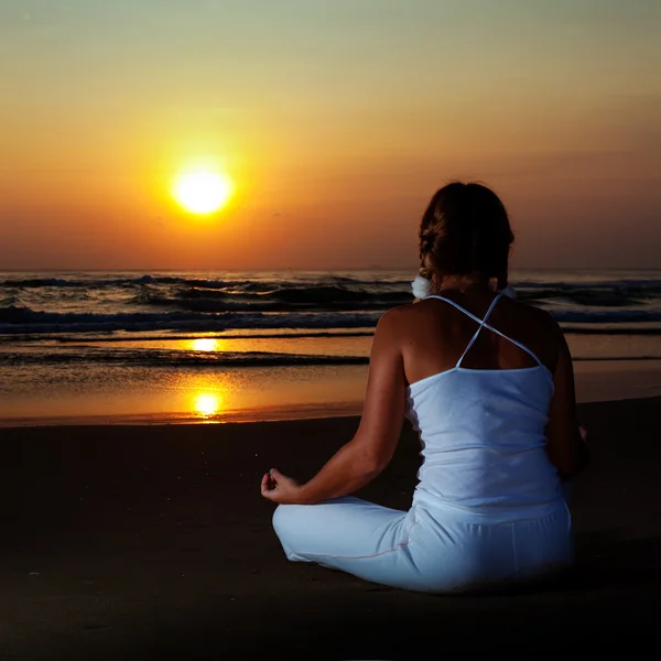 Sunrise zamanında Yoga — Stok fotoğraf