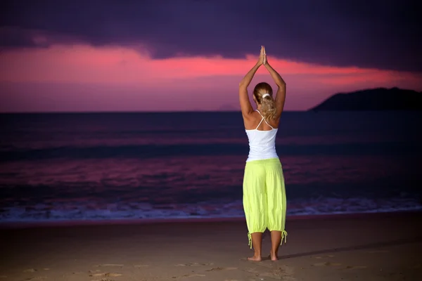 Йога при сходом сонця час — стокове фото