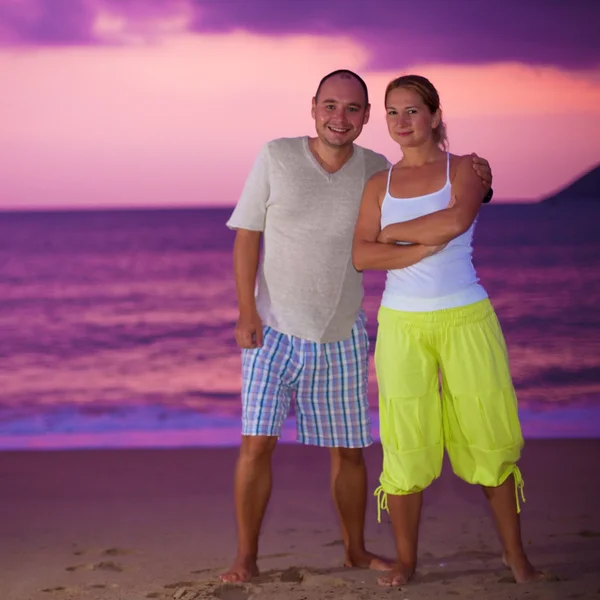 Junges Paar bei Sonnenaufgang — Stockfoto