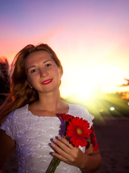 Ung kvinna med blommor — Stockfoto