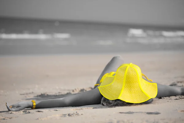黄色い帽子の女 — ストック写真