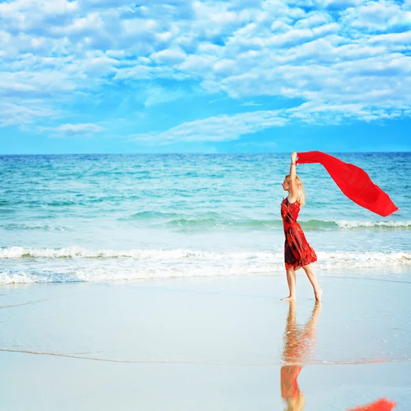 Femme avec sarong rouge — Photo