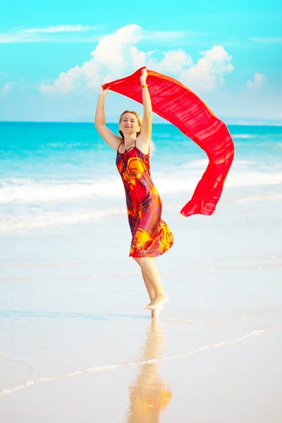 Γυναίκα με κόκκινο sarong — Φωτογραφία Αρχείου