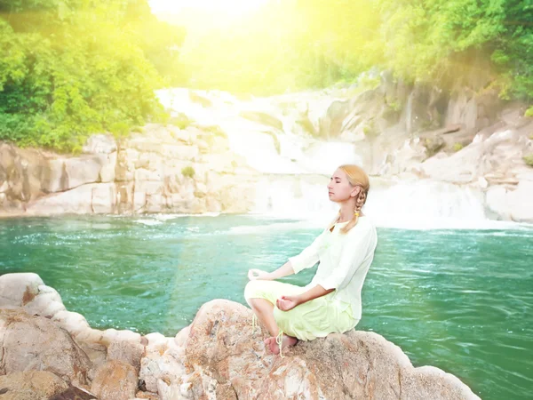 Meditatie bij zonsopgang tijd — Stockfoto
