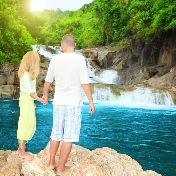 Paar in de buurt van waterval — Stockfoto