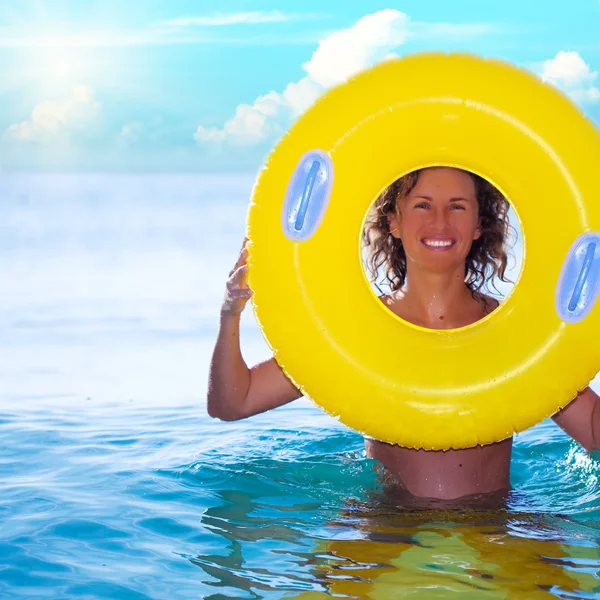 Vrouw met leven buoy — Stockfoto