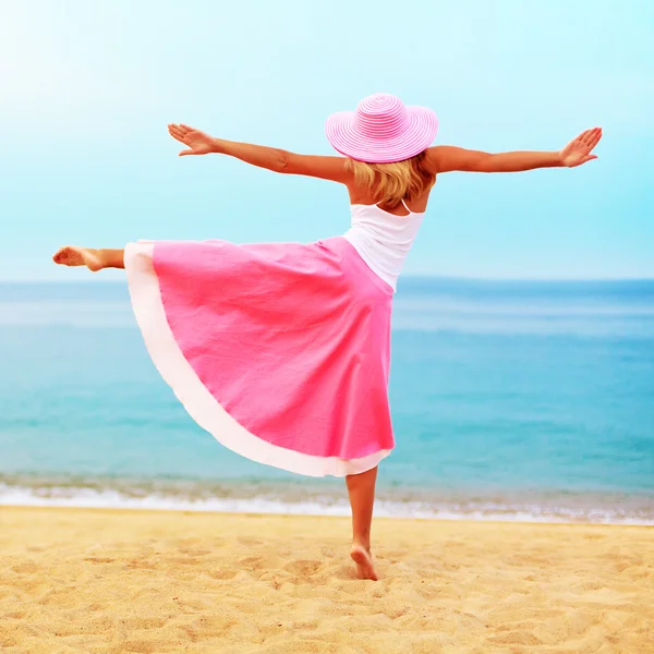 Женщина танцует на пляже — стоковое фото