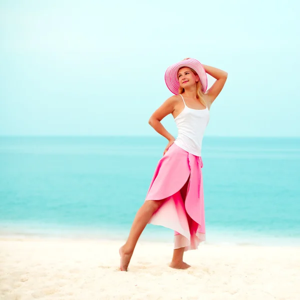 Modefrau am Strand — Stockfoto