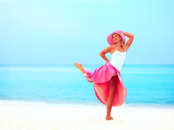 Модна жінка на пляжі — стокове фото